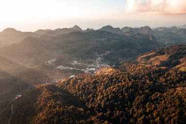 Akşam manzaralı dağ manzarası, Günbatımı