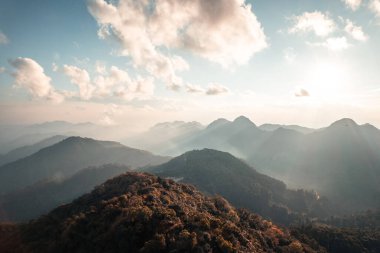 Akşam manzaralı dağ manzarası, Günbatımı