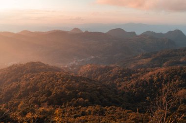 Akşam manzaralı dağ manzarası, Günbatımı