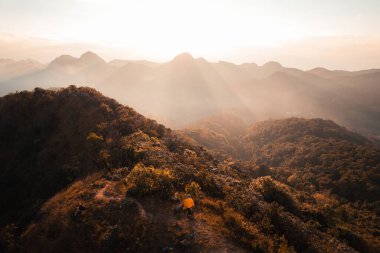 Akşamları dağa doğru yürü.