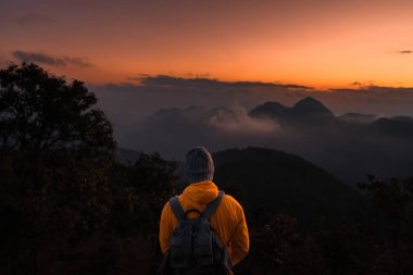Akşamları dağa doğru yürü.