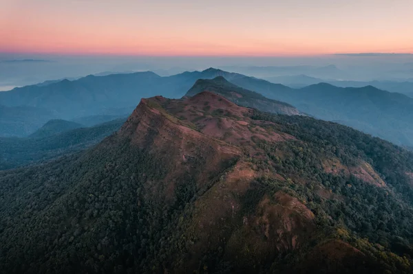 Frühmorgendlicher Berg Aus Großer Höhe Vor Sonnenaufgang — Stockfoto