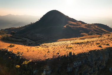 Yaz sabahı dağlar ve bahar çiçekleri