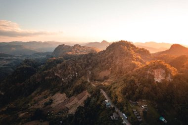 Mae Hong Son 'da kırsal bir köyde akşam vakti dağlar ve gün batımı.