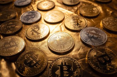 Bitcoin Kripto Para Birimi Altın Sikkeler olarak temsil ediliyor. Geleceğin mal varlığı geçmişi, altın madencilik