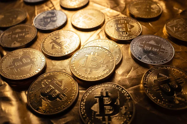 Bitcoin Kripto Para Birimi Altın Sikkeler olarak temsil ediliyor. Geleceğin mal varlığı geçmişi, altın madencilik