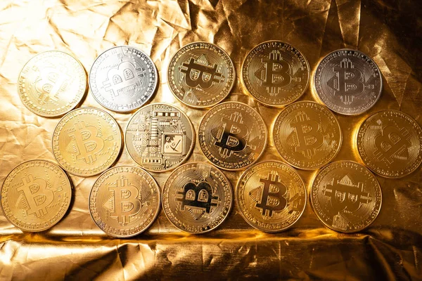 Bitcoin Kripto Para Birimi Altın Sikkeler olarak temsil ediliyor. Geleceğin mal varlığı geçmişi, altın madencilik