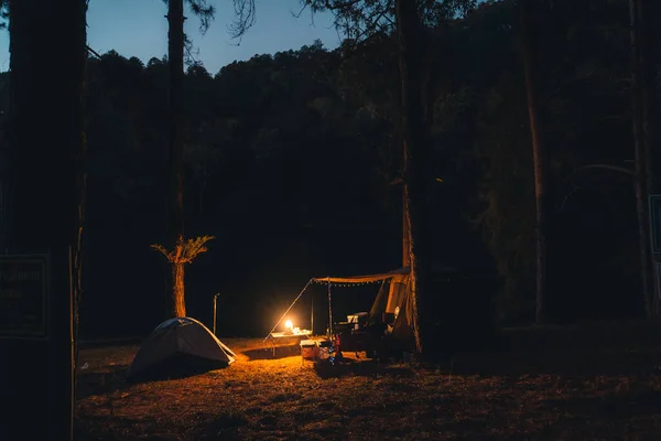 Палатки Кемпинга Водохранилище Деревья Утренний Голубой Час — стоковое фото