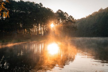 Güzel doğa gölü ve ormanı sabah, Pang Ung, Mae Hong Son, Tayland