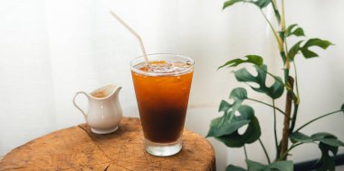 Odadaki bir fincanda buzlu kahve, evdeki kupada buzlu kahve.