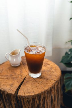 Odadaki bir fincanda buzlu kahve, evdeki kupada buzlu kahve.