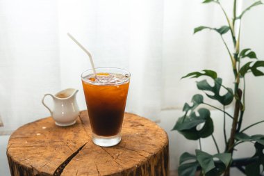 Odadaki bir fincanda buzlu kahve, evdeki kupada buzlu kahve.