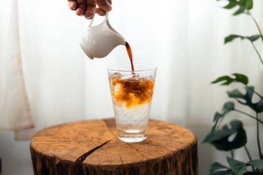 Odadaki bir fincanda buzlu kahve, evdeki kupada buzlu kahve.