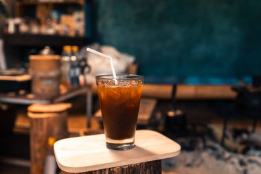 Evdeki kupada buzlu kahve, buzlu sade kahve.