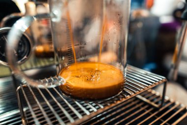 Kahve fincanda makineden geliyor.