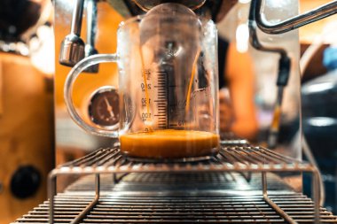 Kahve fincanda makineden geliyor.