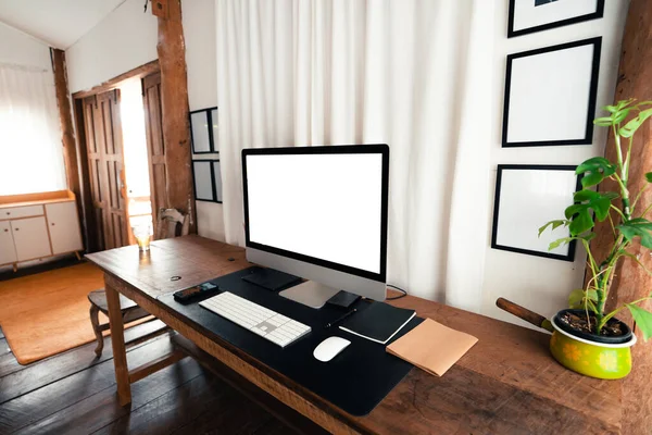 Computerbildschirm Auf Einem Holztisch Haus — Stockfoto