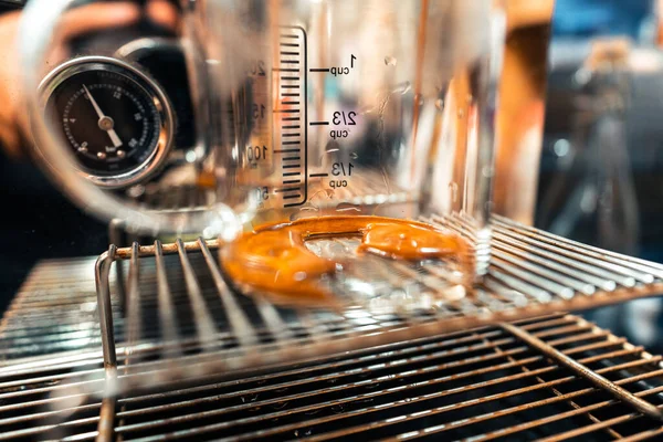 Kahve fincanda makineden geliyor.