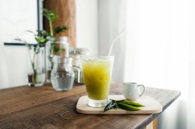 Odadaki masada buzlu yeşil çay, yaz içkisi.