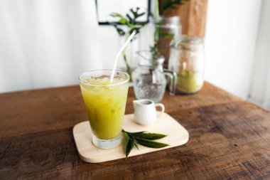 Odadaki masada buzlu yeşil çay, yaz içkisi.