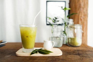 Odadaki masada buzlu yeşil çay, yaz içkisi.