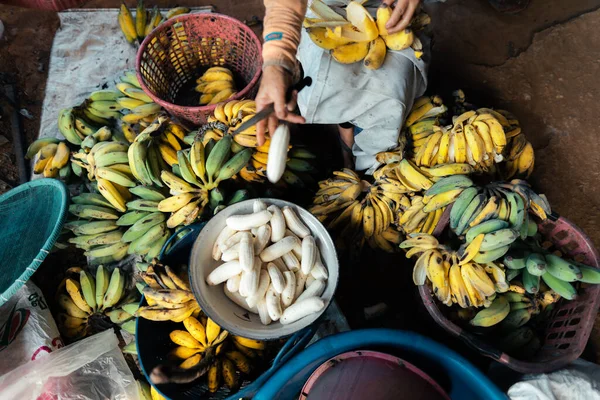 Plátano Mano Del Vendedor Para Transformación — Foto de Stock