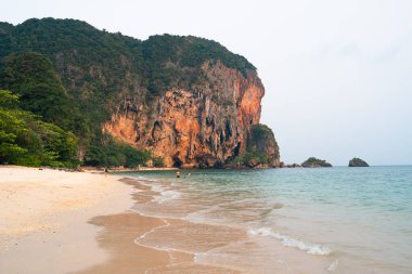 Phra Nang Plajı Krabi Tayland, deniz, sahil ve kayalık dağlar tropikal akşam, akşam deniz manzarası