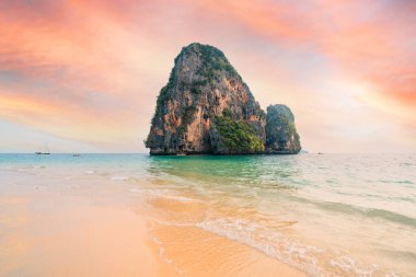 Phra Nang Plajı Krabi Tayland, deniz, sahil ve kayalık dağlar tropikal akşam, akşam deniz manzarası