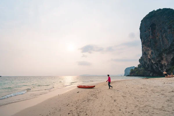 Phra Nang Beach Krabi Tailandia Mare Spiaggia Montagne Rocciose Serata — Foto Stock