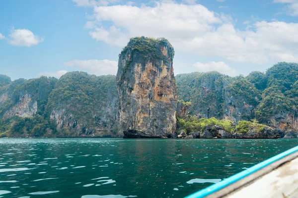 Utazás Tenger Sziklás Hegyek Thaiföldön Tenger Csónak — Stock Fotó