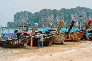Yazın kumsal ve kayalık dağ manzarası, Krabi, Tayland
