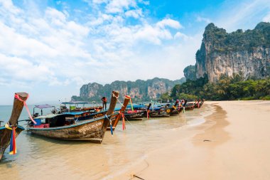 Yazın kumsal ve kayalık dağ manzarası, Krabi, Tayland