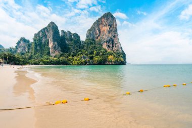 Yazın kumsal ve kayalık dağ manzarası, Krabi, Tayland