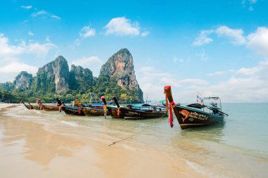 Yazın kumsal ve kayalık dağ manzarası, Krabi, Tayland