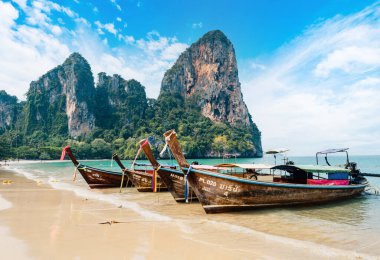 Yazın kumsal ve kayalık dağ manzarası, Krabi, Tayland