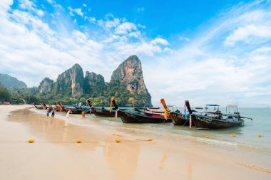 Yazın kumsal ve kayalık dağ manzarası, Krabi, Tayland