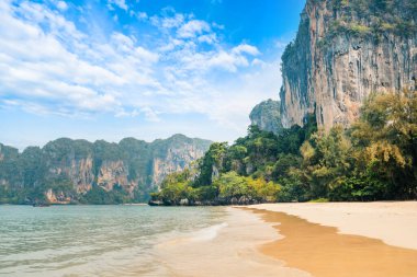 Yazın kumsal ve kayalık dağ manzarası, Krabi, Tayland