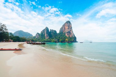 Yazın kumsal ve kayalık dağ manzarası, Krabi, Tayland