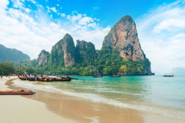 Yazın kumsal ve kayalık dağ manzarası, Krabi, Tayland