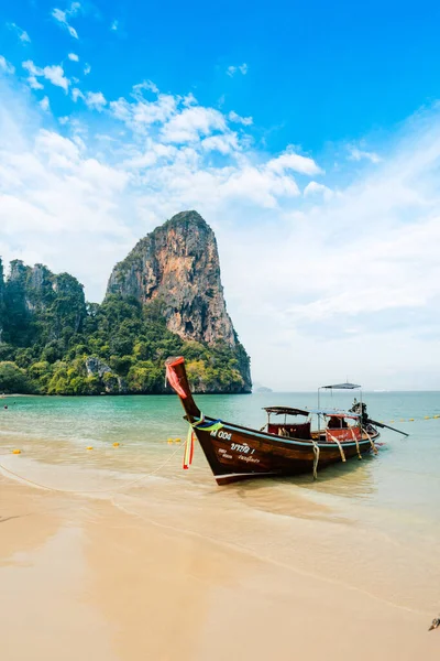 Yazın kumsal ve kayalık dağ manzarası, Krabi, Tayland