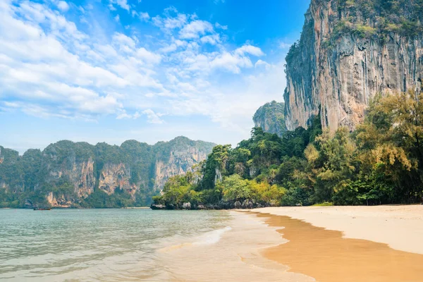 Yazın kumsal ve kayalık dağ manzarası, Krabi, Tayland