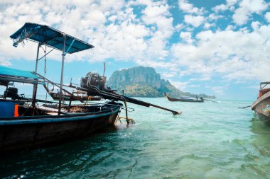 ada ve uzun kuyruklu tekne ve adanın plajı, Krabi, Tayland