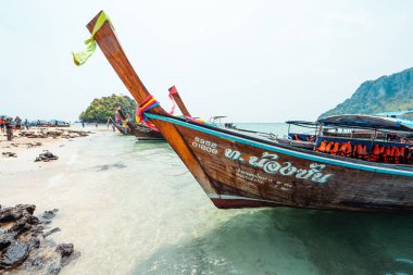 ada ve uzun kuyruklu tekne ve adanın plajı, Krabi, Tayland