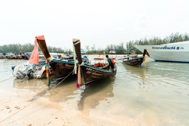 ada ve uzun kuyruklu tekne ve adanın plajı, Krabi, Tayland