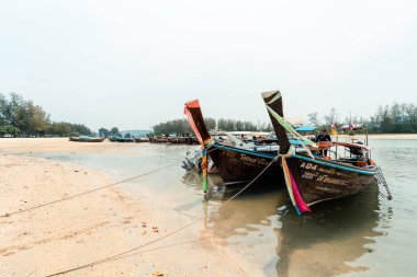 ada ve uzun kuyruklu tekne ve adanın plajı, Krabi, Tayland