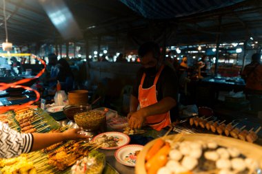 Akşam Krabi 'de bir markette yemek, Tayland yemeği.