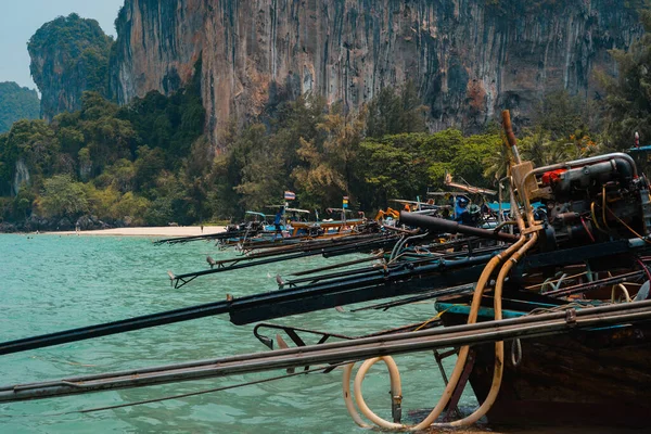 Uzun kuyruklu bir tekneden ada ve deniz manzarası