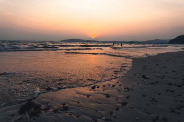 Yaz mevsiminde gün batımı, yaz mevsiminde turuncu gün batımı.