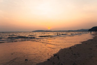 Yaz mevsiminde gün batımı, yaz mevsiminde turuncu gün batımı.