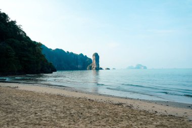 Öğleden sonra tropikal bir adada kumsal, beyaz kum ve mavi deniz